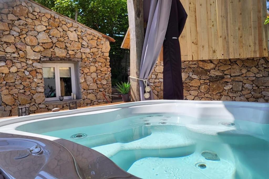 L'antre Deux Pierres, Romantisme, Jacuzzi Exterieur, Plateau Dinatoire Ferienhaus Bouyon